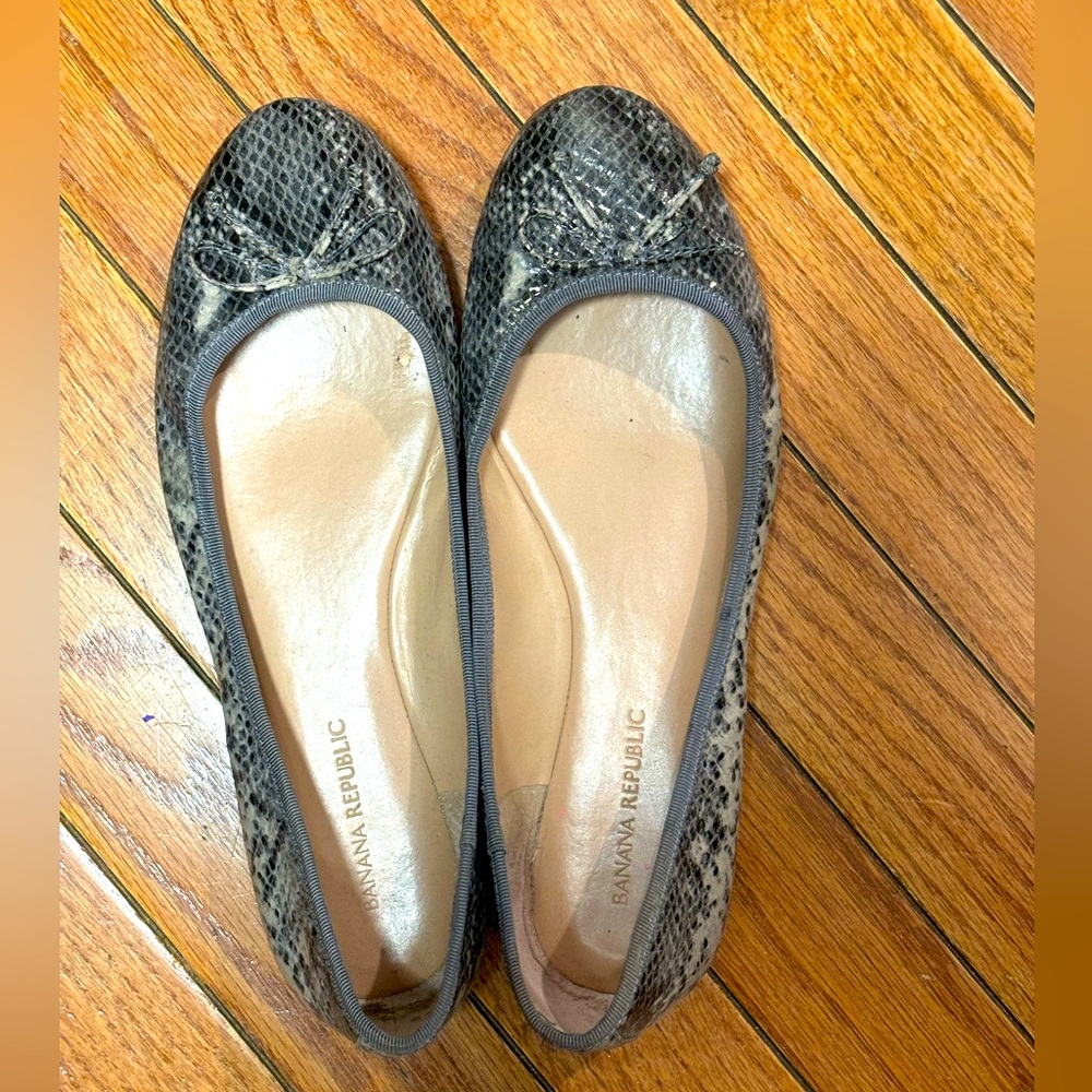 Banana Republic snakeskin flat shoe size 8